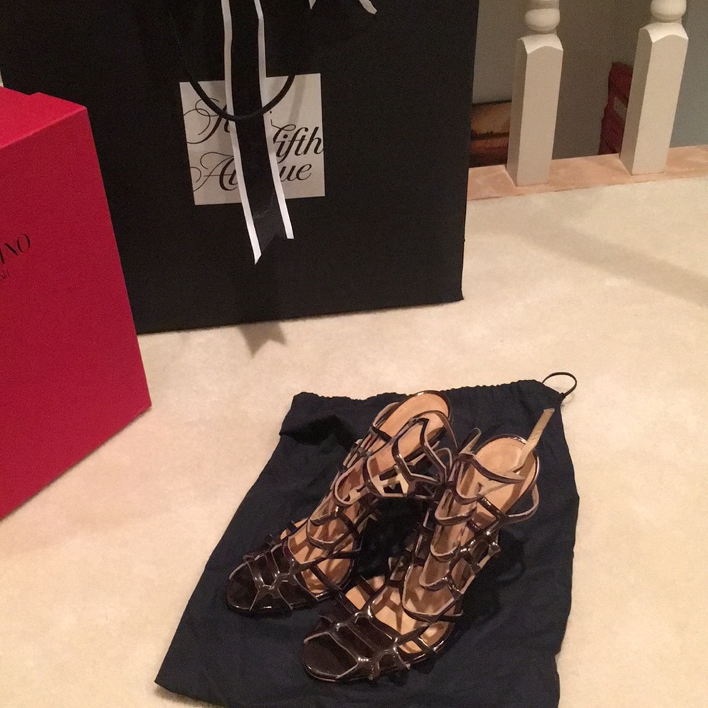 Caged heals Metallic copper color